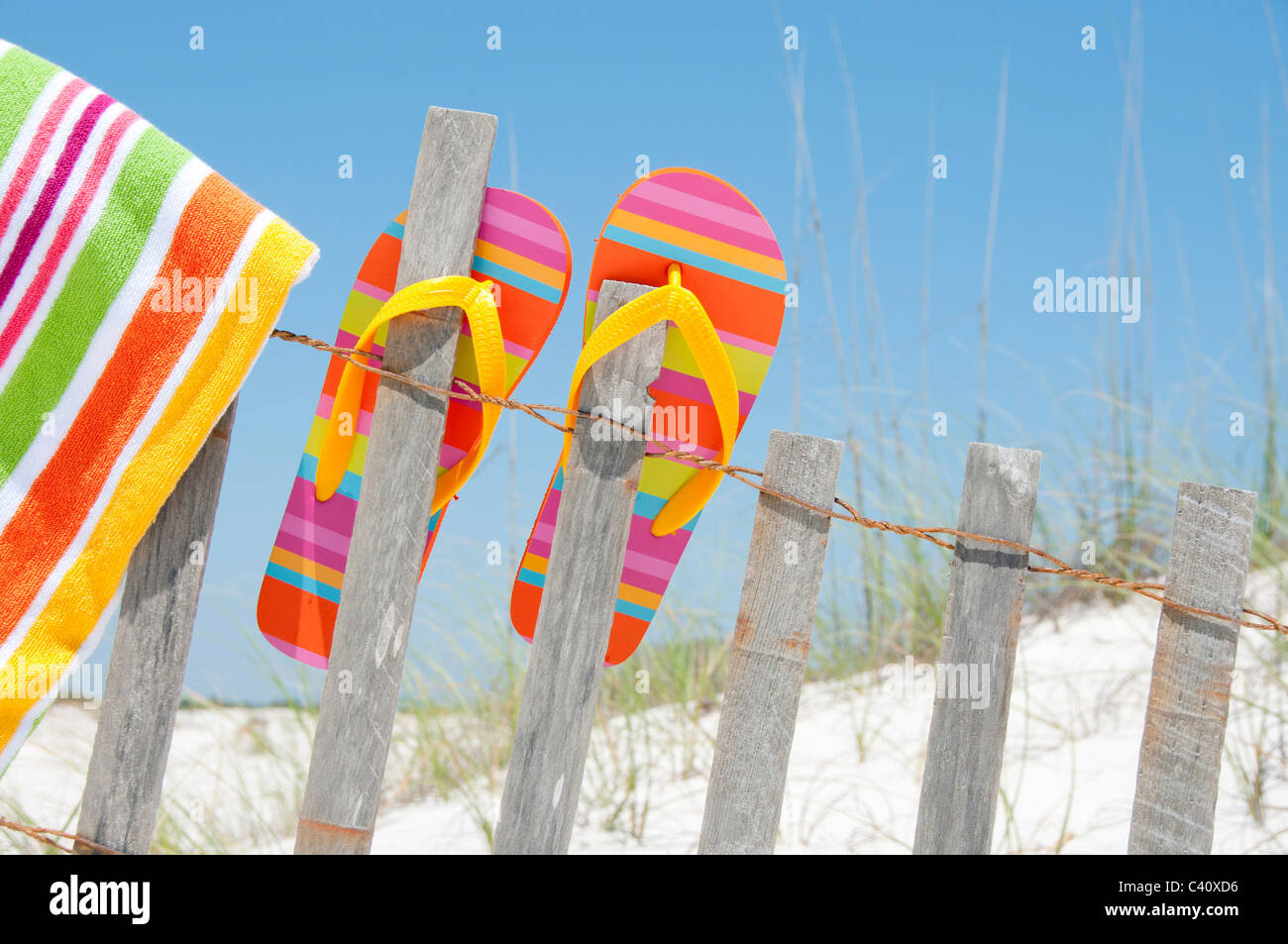 Flip-Flops am Zaun hängen Stockfoto