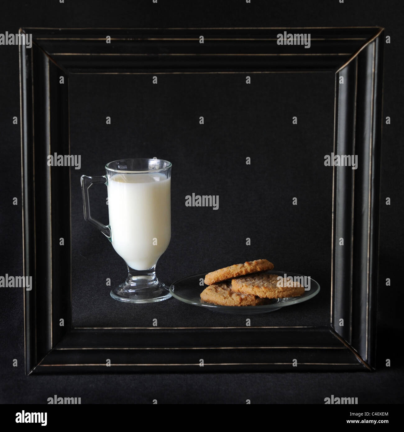 Dies ist eine gerahmte Stillleben aus unserer Kindheit gehen, Cookies und ein Glas Milch. Ich habe normale Milch und Peanut Butter Cookie verwendet. Stockfoto