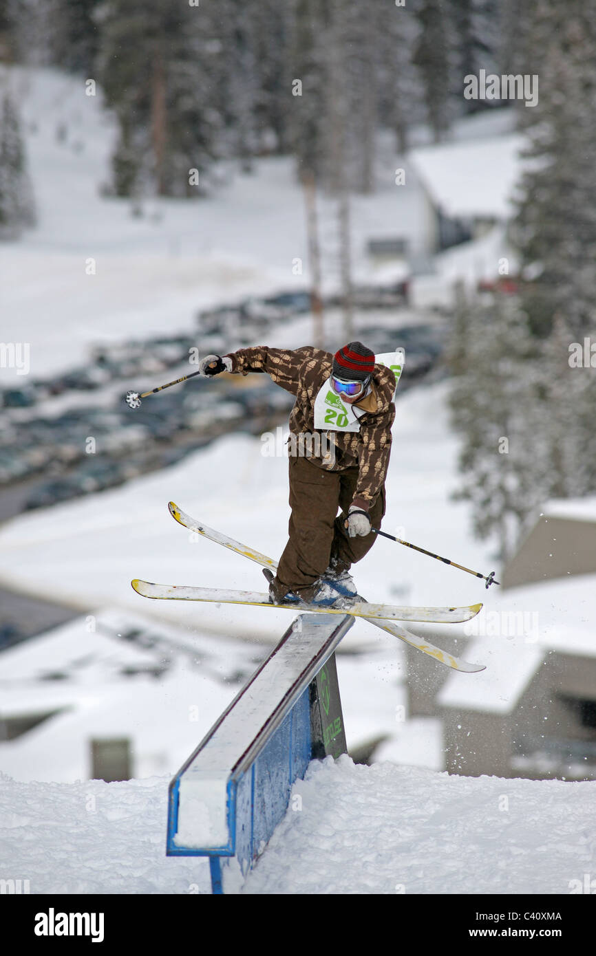 Skifahrer konkurriert in einem Rail Jam Wettbewerb in Brighton Ski Resort. Salt Lake City, Utah, USA, Nordamerika Stockfoto