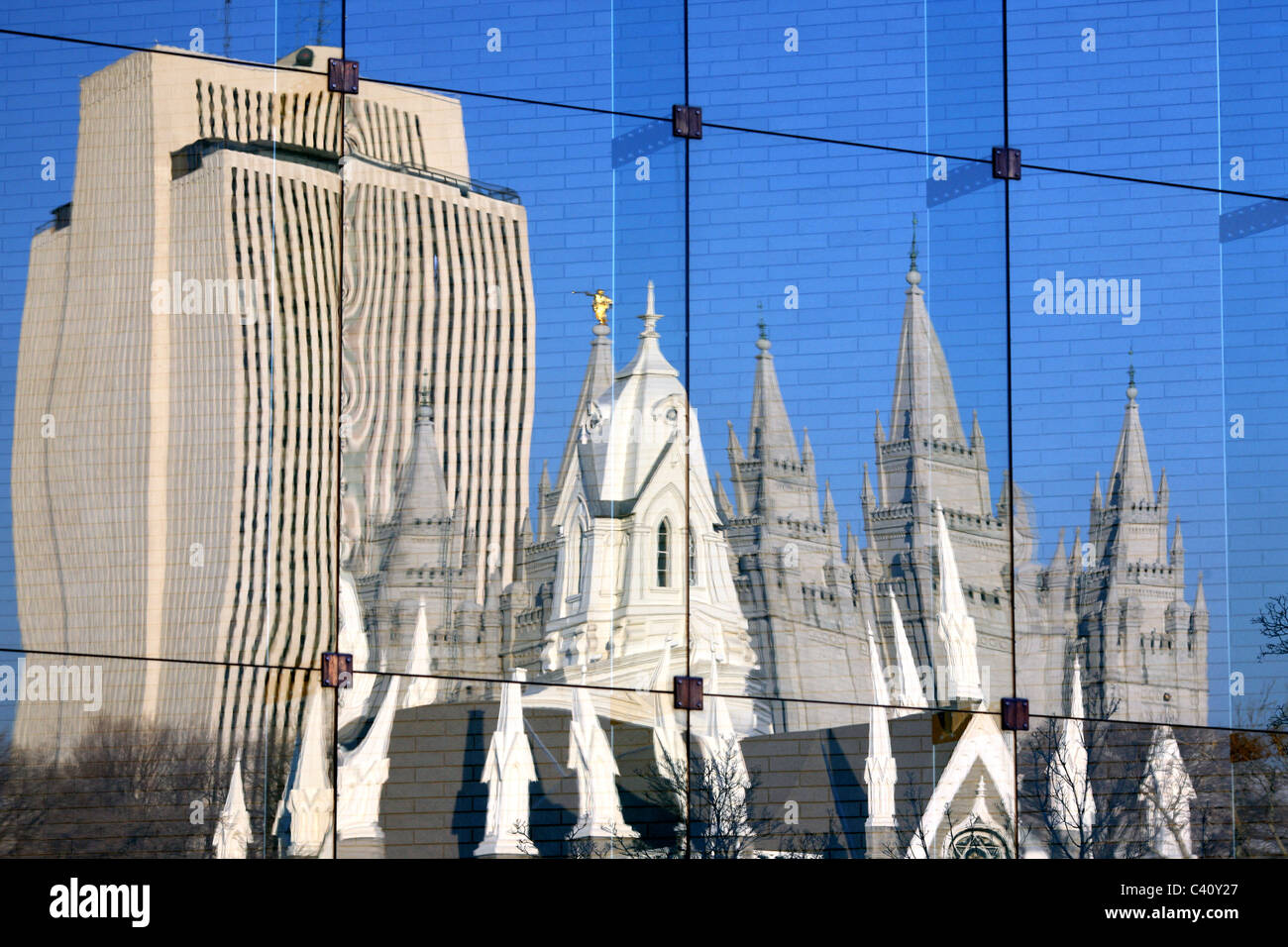 Reflexion der Montagehalle und Salt-Lake-Tempel mit World Headquarter für die Kirche von Jesus Christus von Heiligen hinter. Stockfoto