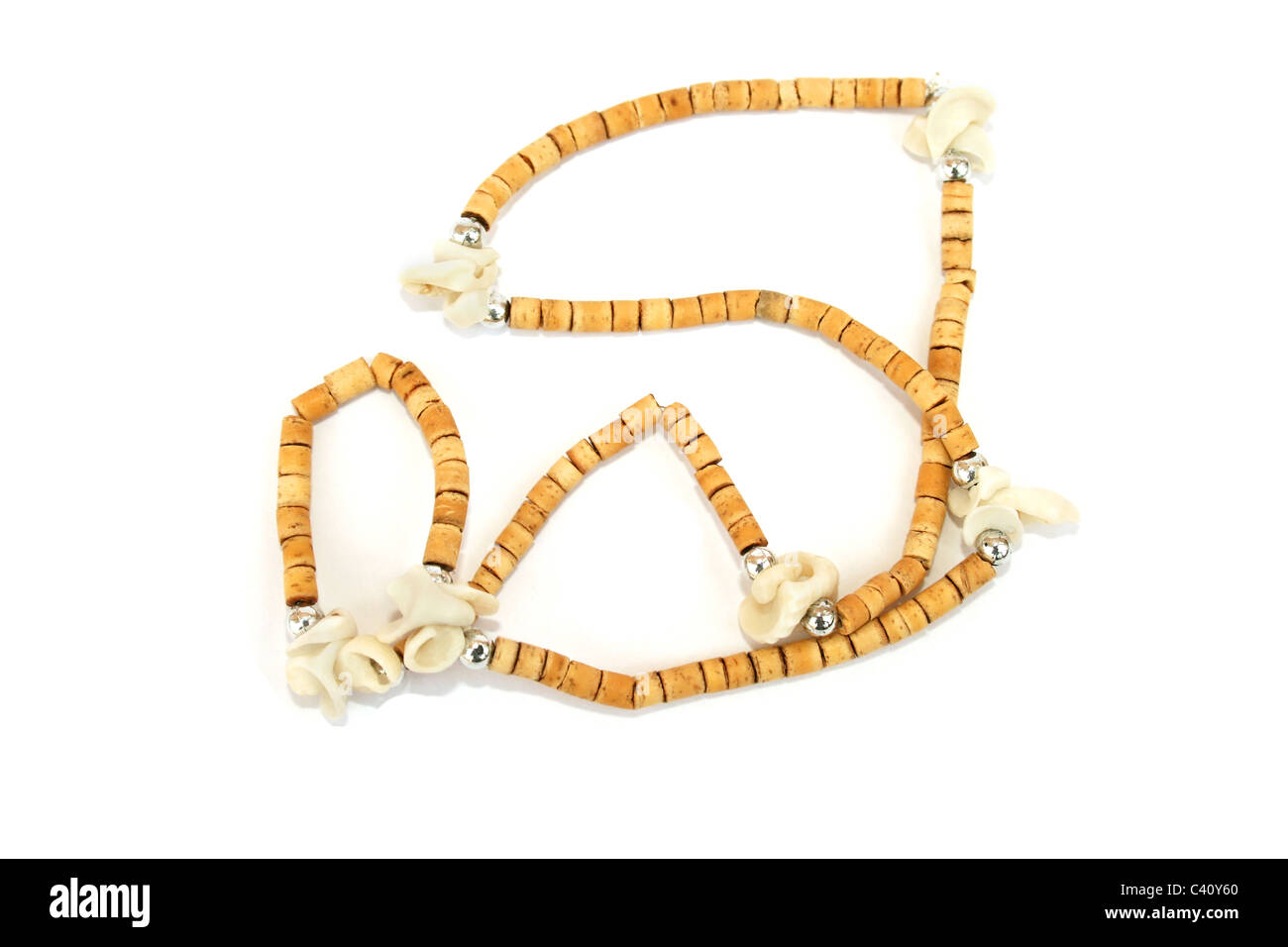 Halskette mit Muscheln isoliert auf weißem Hintergrund. Stockfoto