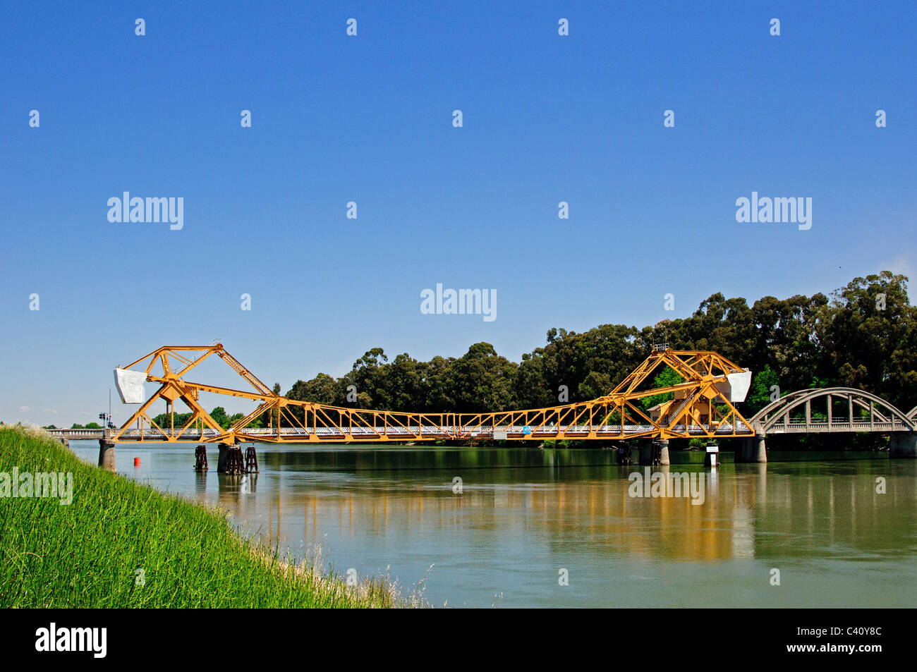 Isleton Brücke über den Sacramento River, eine Klappbrücke, die 1923 erbaut. Stockfoto