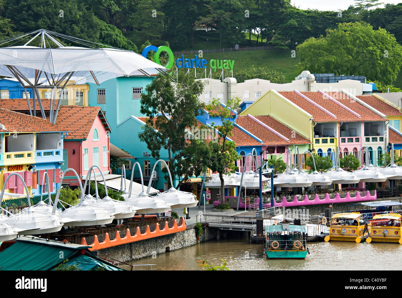 Das bunte Clarke Quay Restaurant Einkaufsmöglichkeiten Bars und Clubbing Bereich neben der Singapore River Republik Singapur Asien Stockfoto