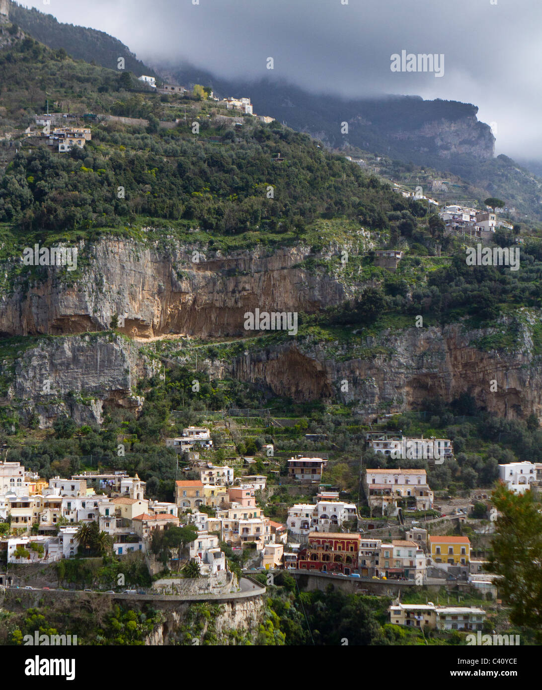 Blick über Positano in Italien zeigt die Häuser umarmt die Hügel und die Klippen hinter Stockfoto