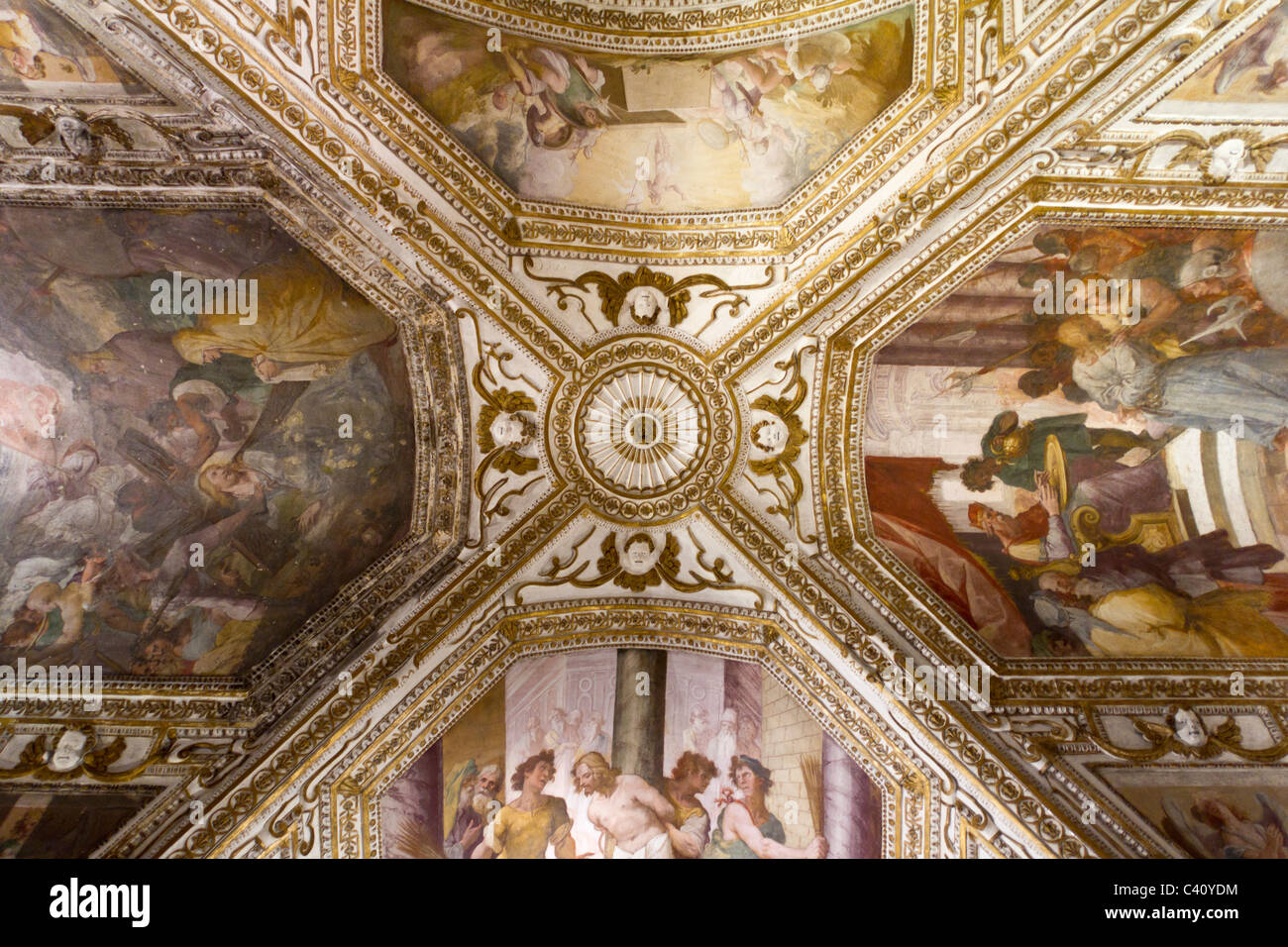 Reich verzierte Gewölbedecke in der Krypta am Duomo in Amalfi Stockfoto