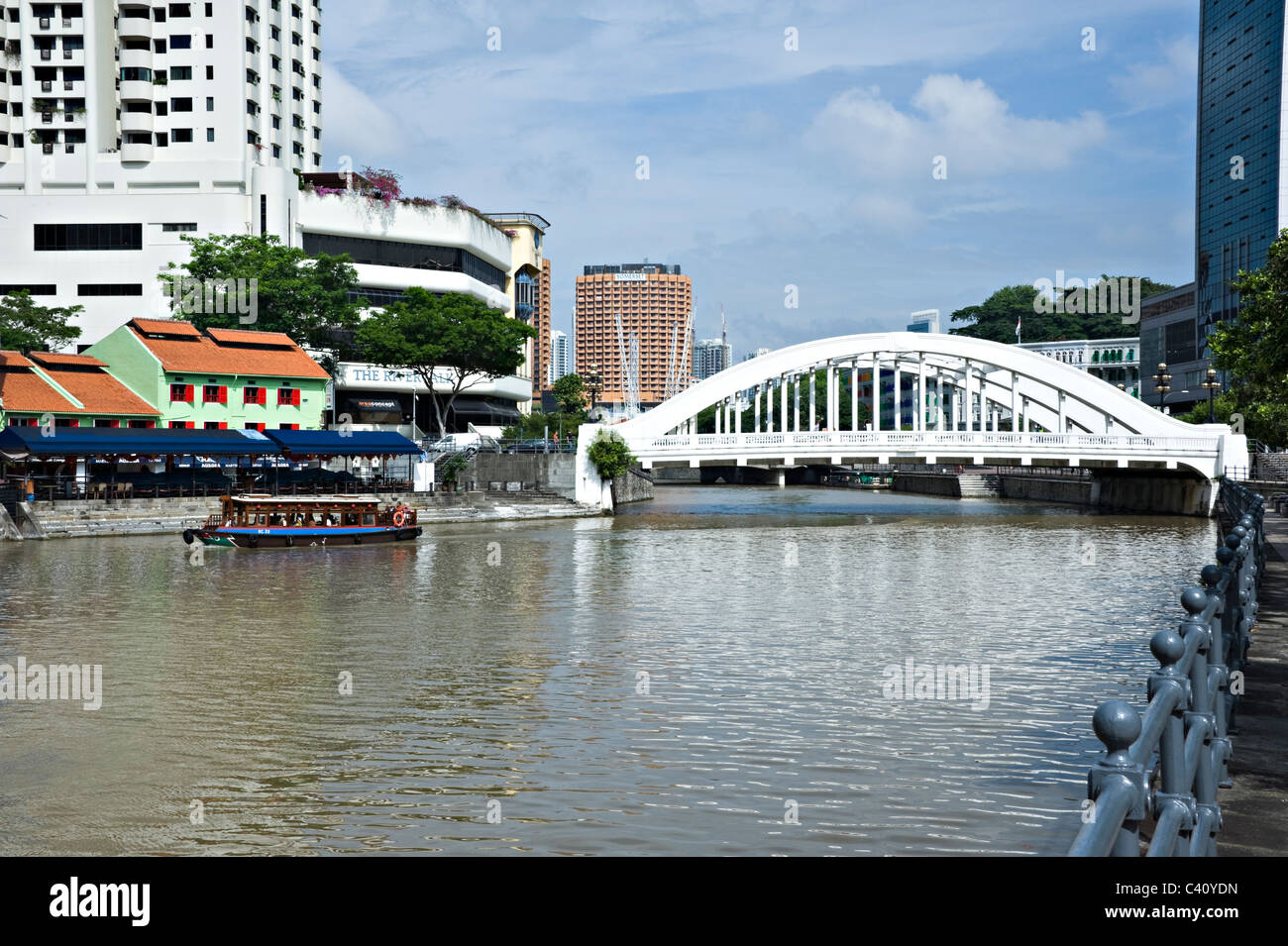 Elgin Bridge überquert den Singapore River in der Nähe von Riverwalk Eigentumswohnung Gebäude in der Nähe von South Boat Quay in Singapur Zentralasien Stockfoto