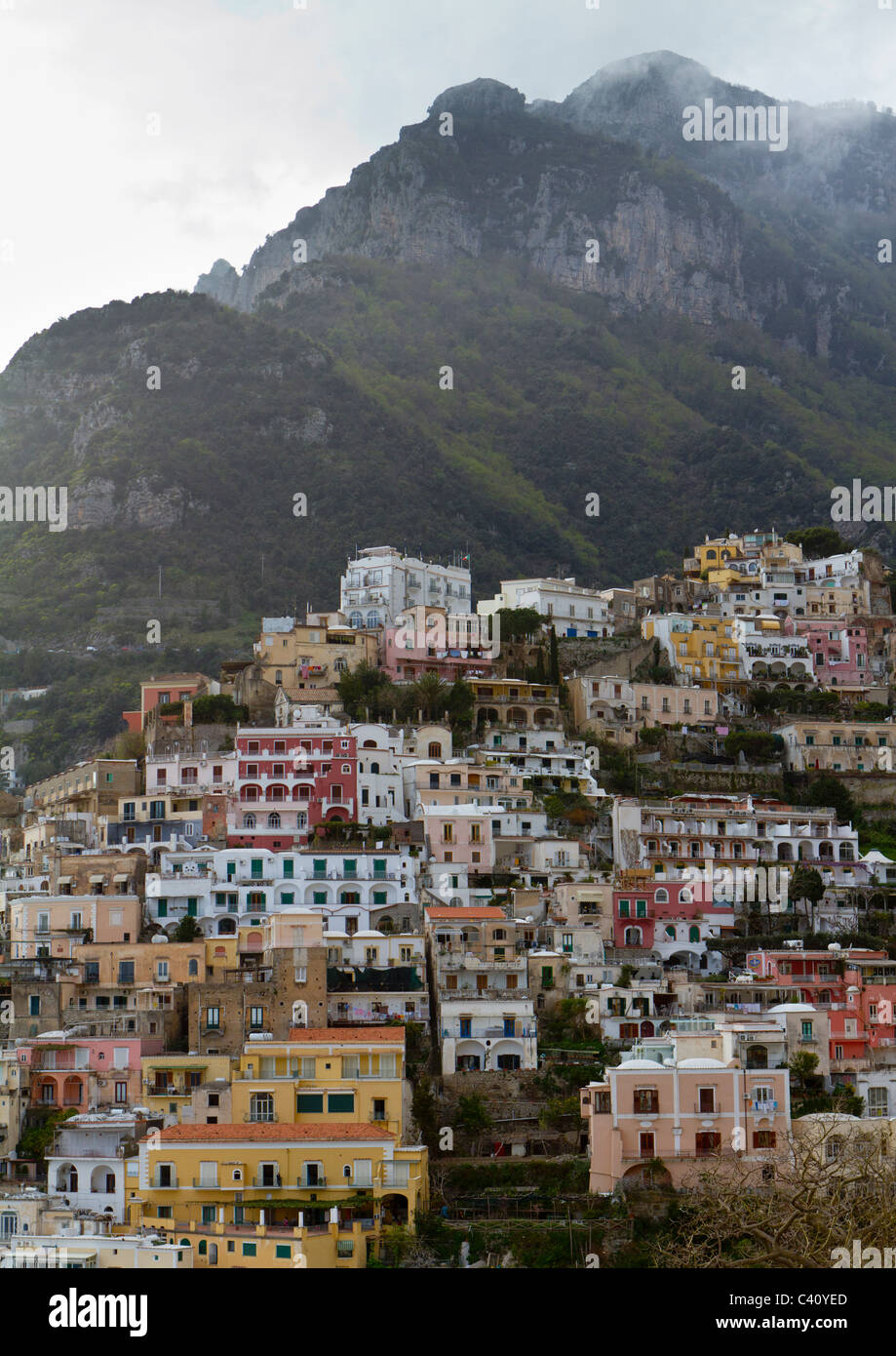Blick über Positano, Italien, zeigen die Häuser umarmt von den Hängen des Hügels und den Kalksteinhügeln hinter Stockfoto