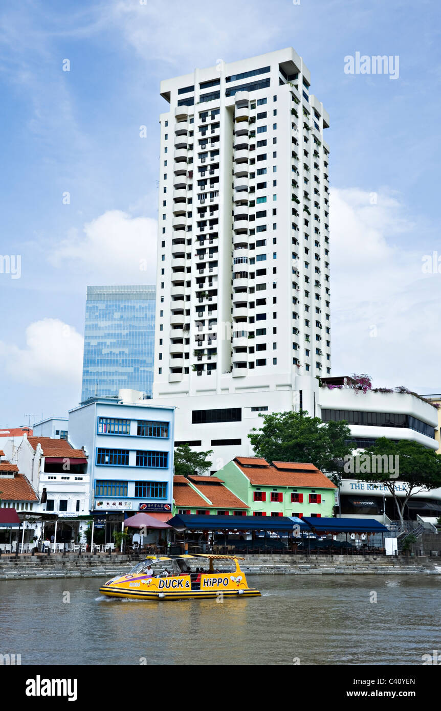 Gelb touristischen Boot vorbei Riverwalk Eigentumswohnung Gebäudekomplex von South Bank Quay Republik Singapur Asien Stockfoto