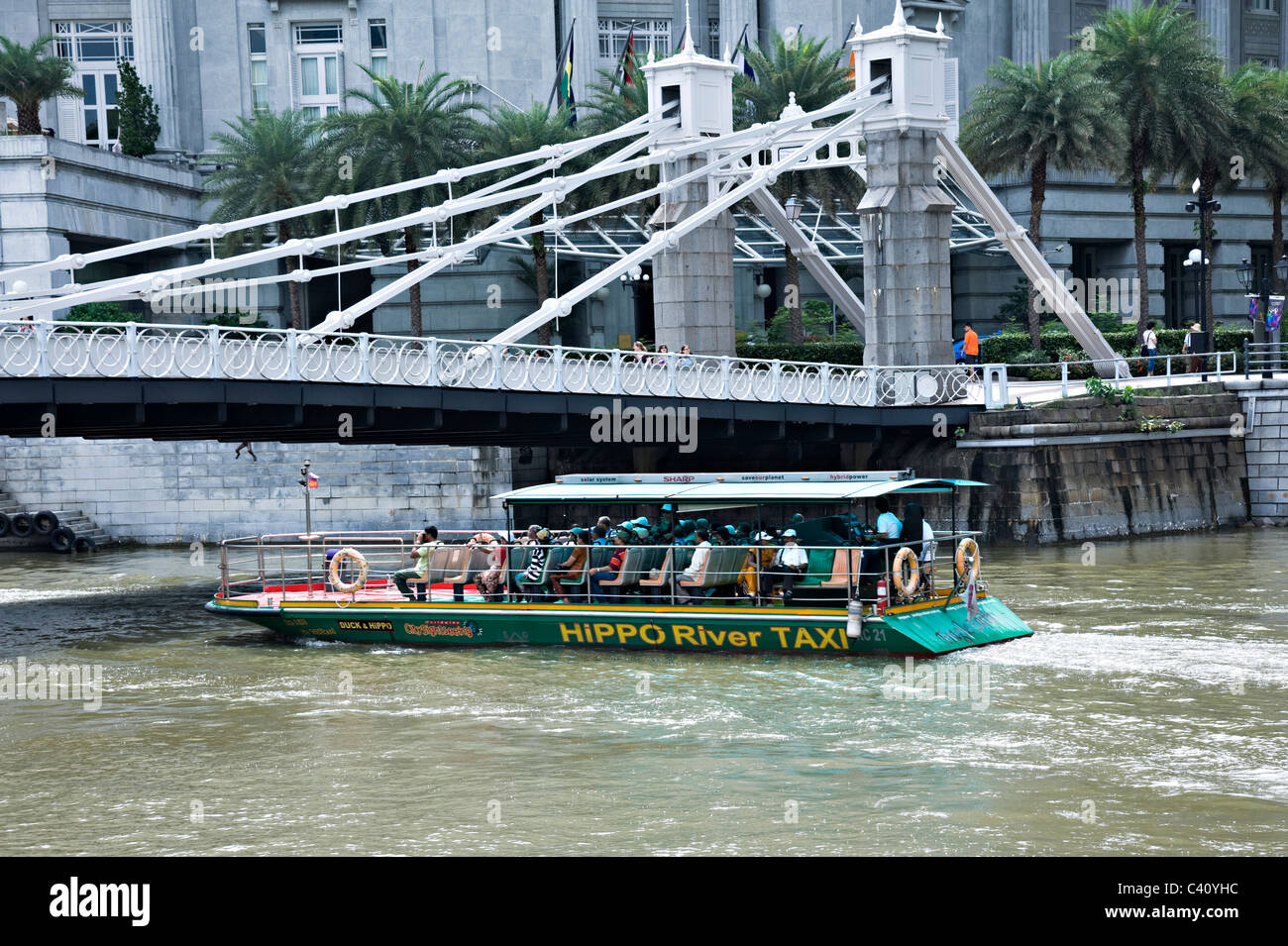Hippo Flusstaxi mit Touristen unterquert Cavenagh Brücke am Singapur River Republik Singapur Asien Stockfoto