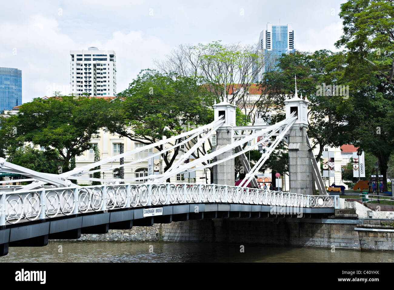 Den alten Cavenagh Fußgänger Brücke Kreuze Singapore River in Singapur Asien Stockfoto
