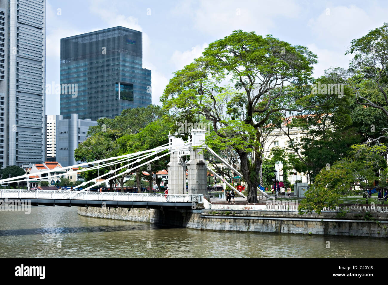 Den alten Cavenagh Fußgänger Brücke Kreuze Singapore River in Singapur Asien Stockfoto