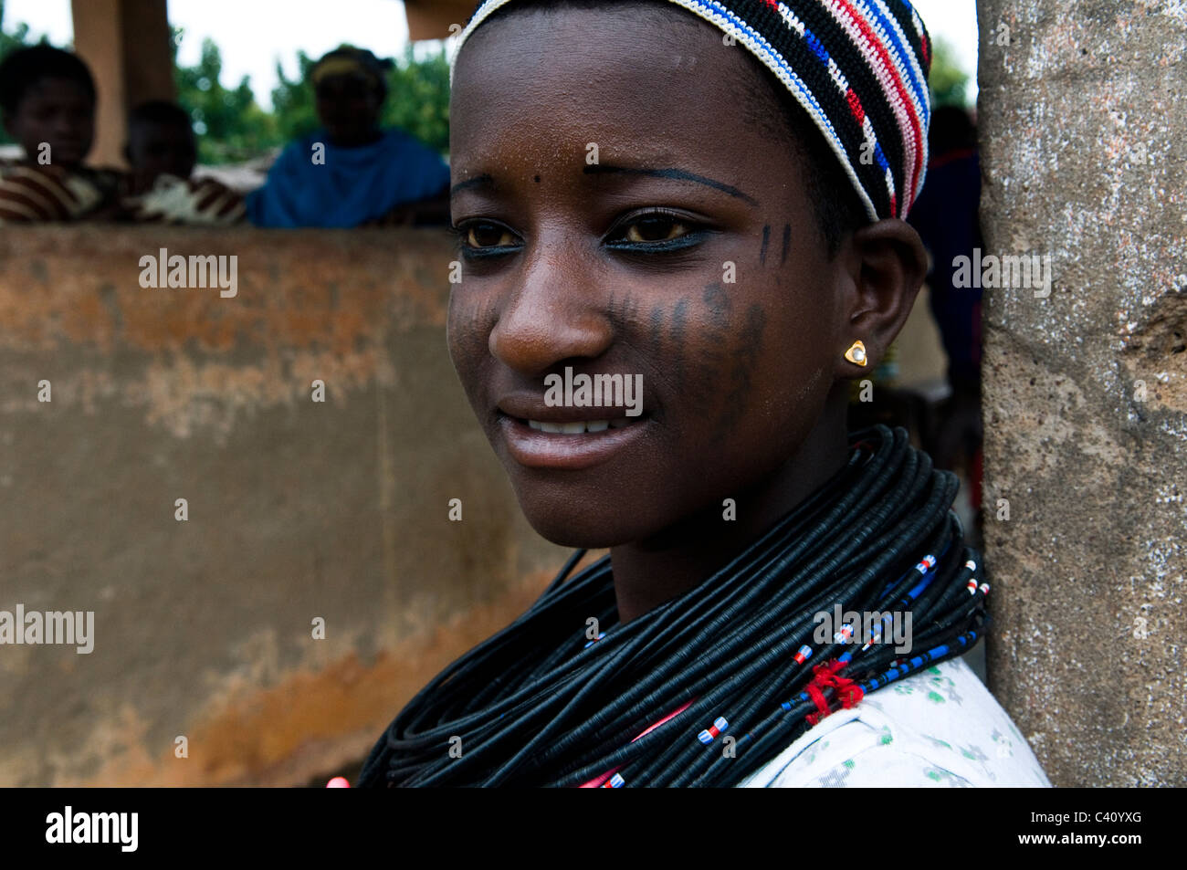 Die Peul / Fula / Fulani Frauen schmücken ihre Gesichter und Körper mit bunten Tattoos. Stockfoto