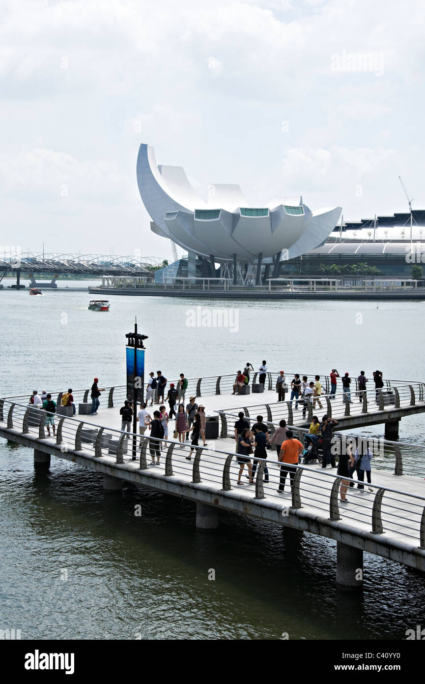 Überfüllten Steg mit Lotusblume geformt ArtScience Museum Marina Bay Sands Komplex Republik von Singapur Stockfoto