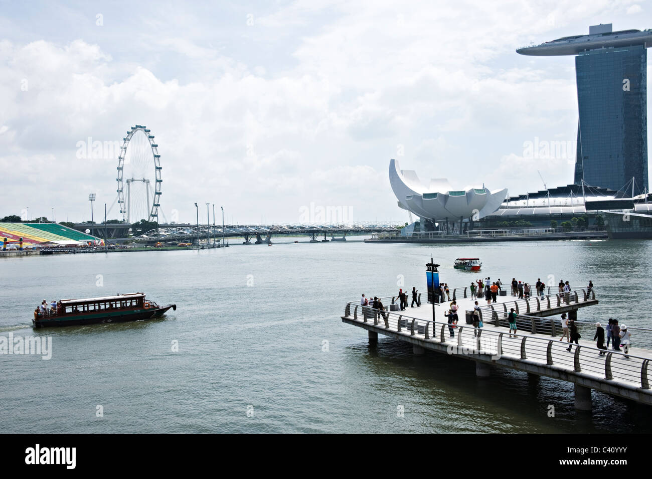 Überfüllten Steg mit Lotusblume geformt ArtScience Museum Marina Bay Sands Komplex Republik von Singapur Stockfoto