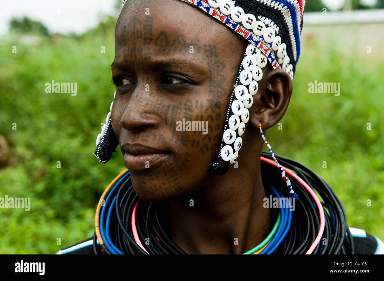Die Peul / Fula / Fulani Frauen schmücken ihre Gesichter und Körper mit bunten Tattoos. Stockfoto