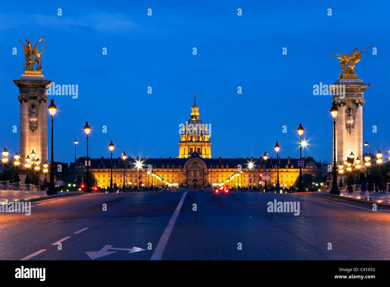 Die Brücke Alexander III und der Dome des Invalides in der Nacht. Paris, Frankreich Stockfoto