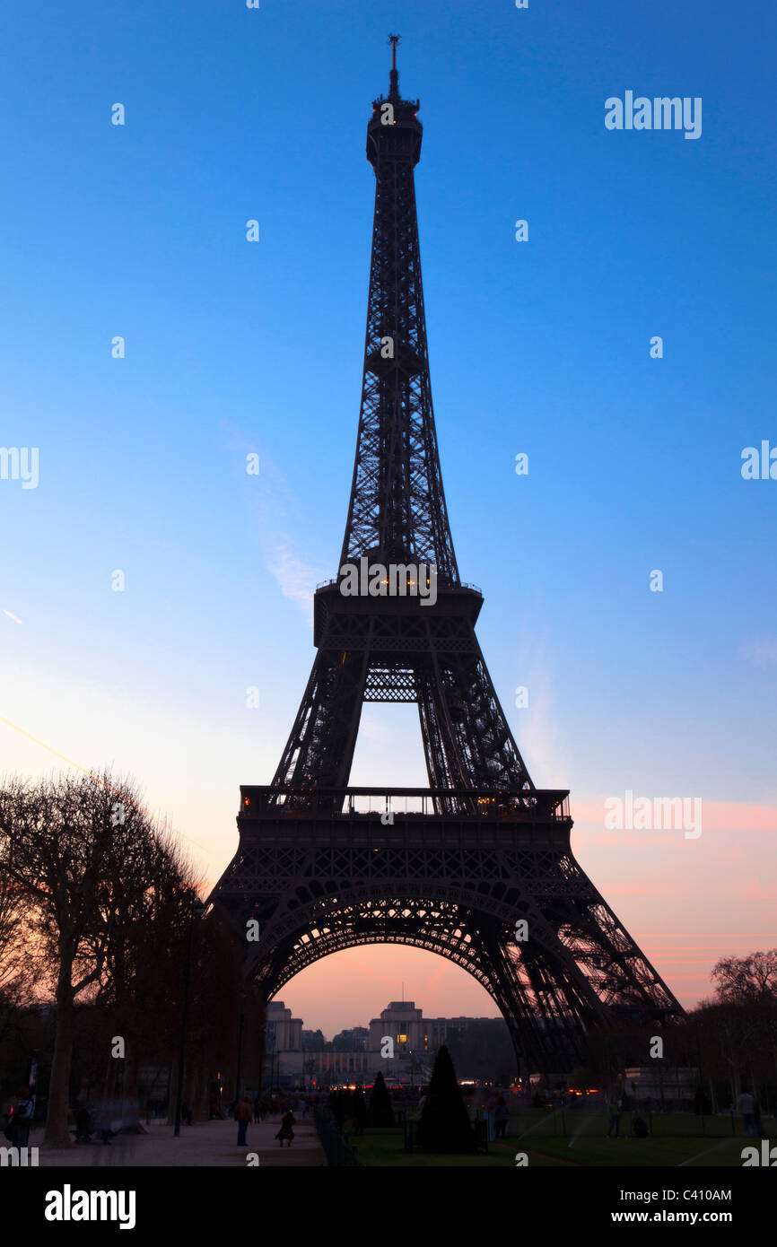 Der berühmte Eiffelturm in Paris mit einem wunderschönen Sonnenuntergang. Paris, Frankreich. Stockfoto