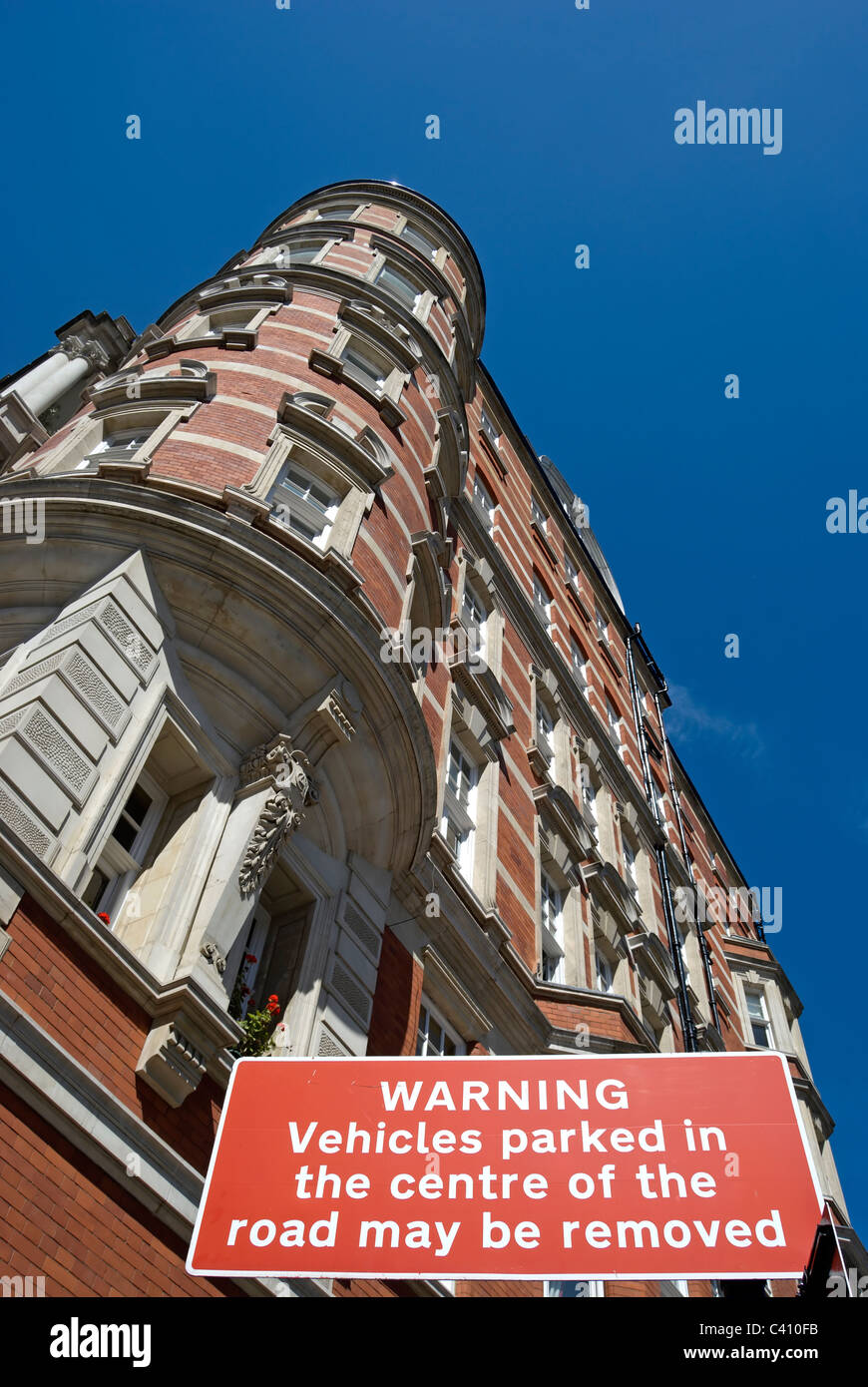 Parkplatz-Warnschild in Kensington Gore, London, England, mit Albert Court Apartments im Hintergrund Stockfoto