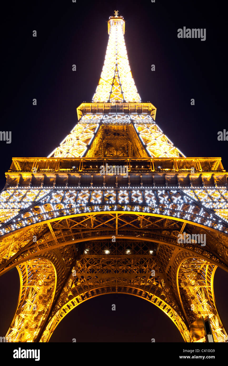 Hell erleuchtet in der Abenddämmerung in Paris Eiffelturm. Stockfoto