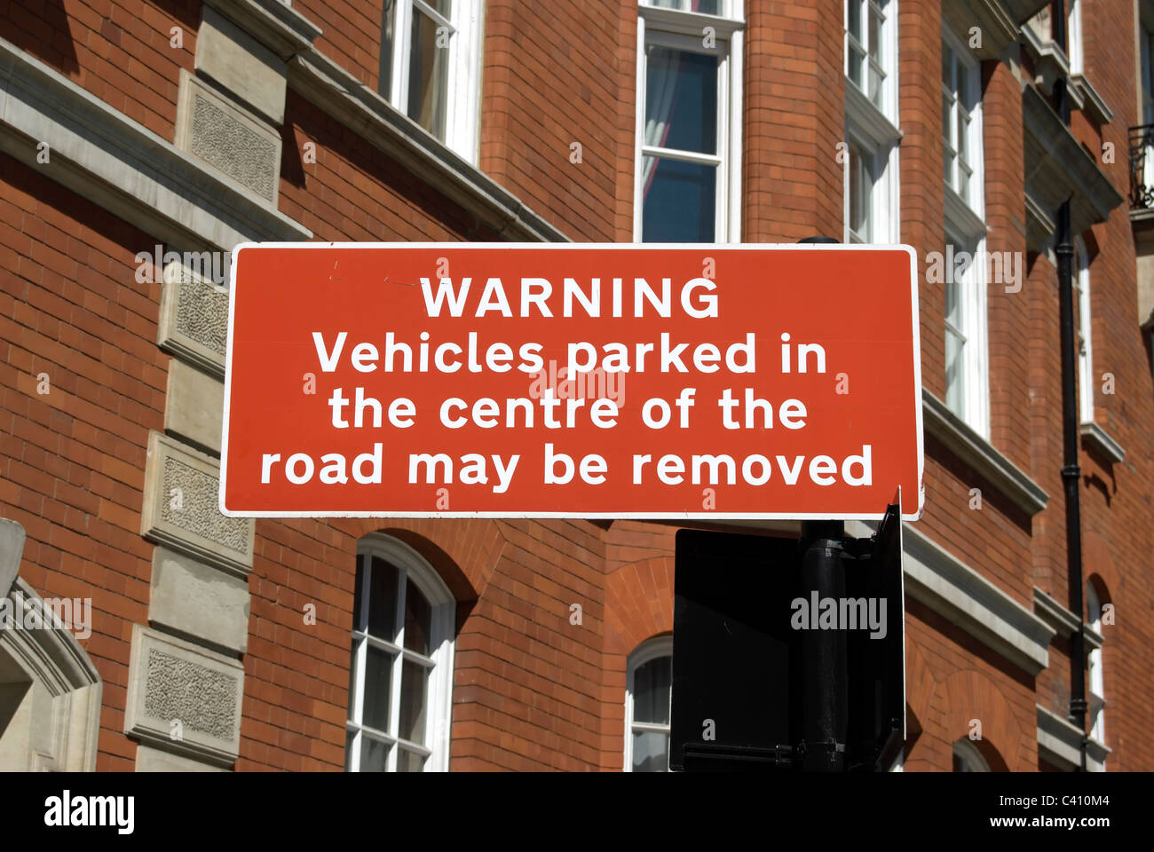 Parkplatz-Warnschild in Kensington Gore, London, England, mit Albert Court Apartments im Hintergrund Stockfoto