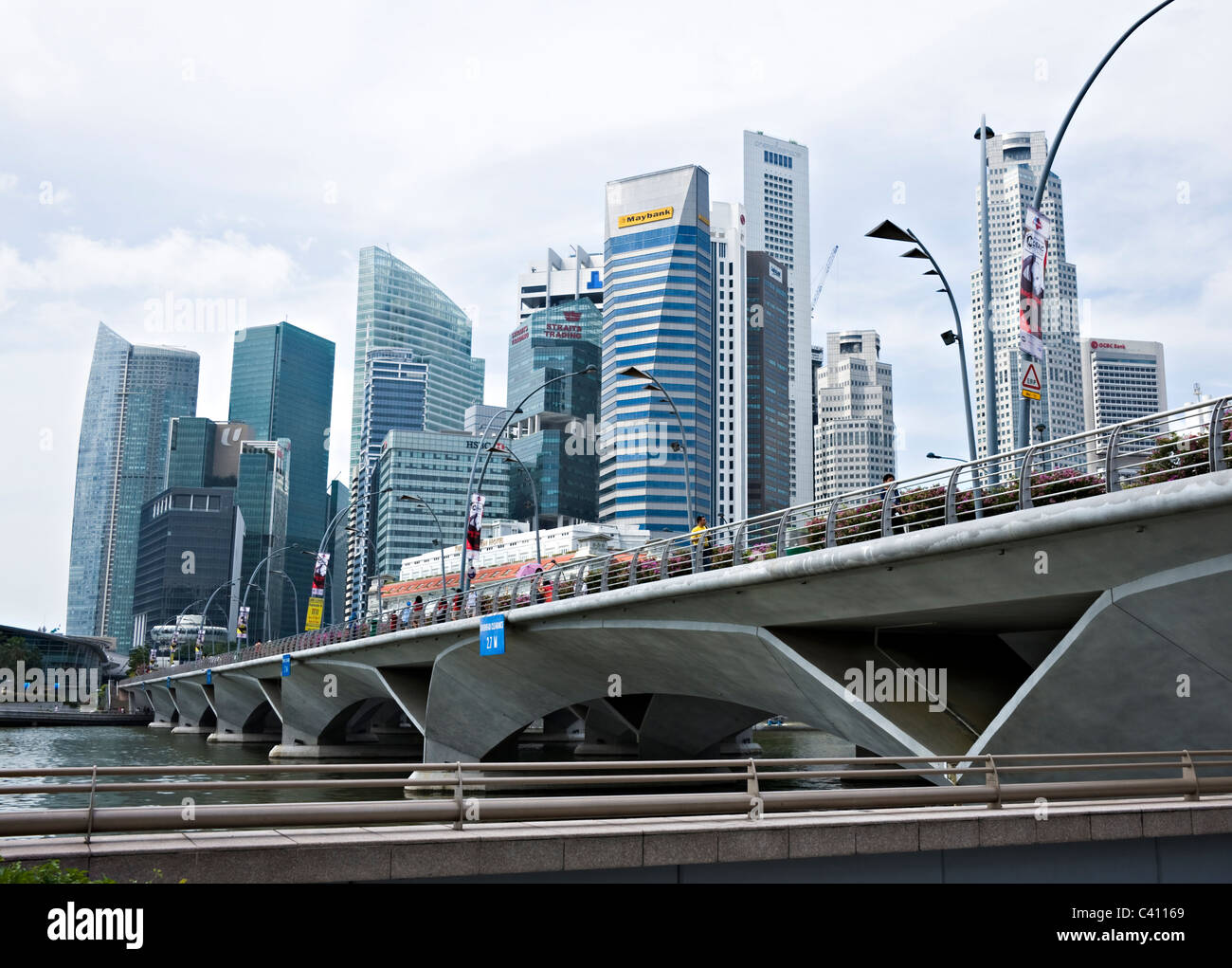 Nicoll Highway Brücke Kreuzung Singapore River in der Nähe von Fullerton Hotel mit Wolkenkratzern im Financial District Singapur Asien Stockfoto
