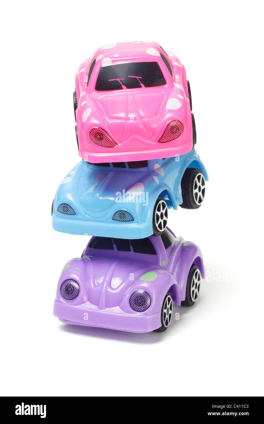 Stapel von bunten Kunststoff-Spielzeug-Autos auf weißem Hintergrund Stockfoto