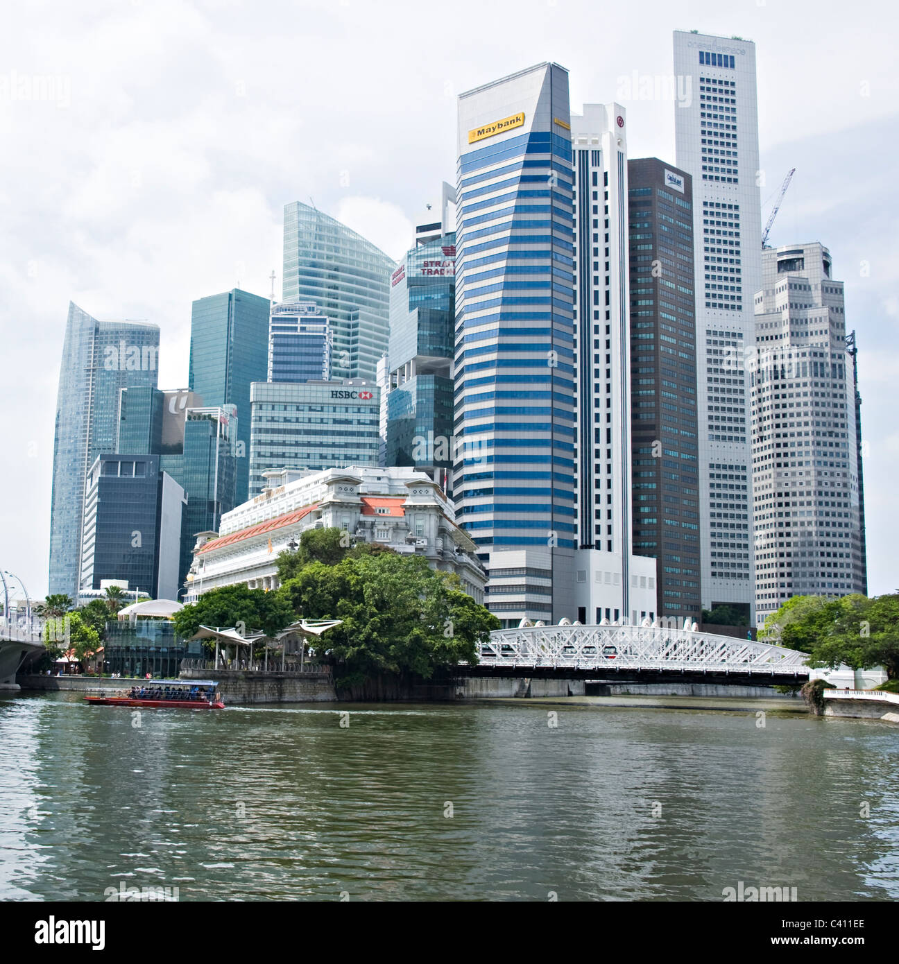 Das Fullerton Hotel und die Skyline von Singapur mit Singapore River und Marina Bay Waterfront Republik Singapur Asien Stockfoto