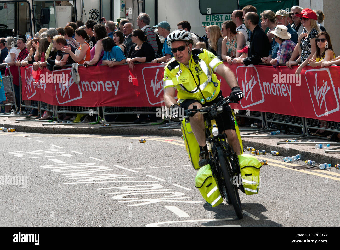 Sanitäter auf einen Zyklus der Virgin London-Marathon Stockfoto