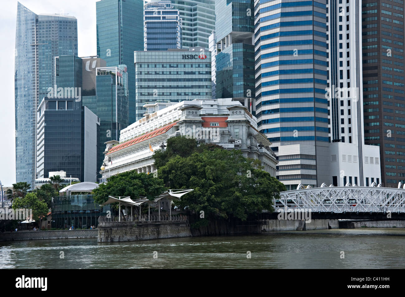 Das Fullerton Hotel und die Skyline von Singapur mit Singapore River und Marina Bay Waterfront Republik Singapur Asien Stockfoto