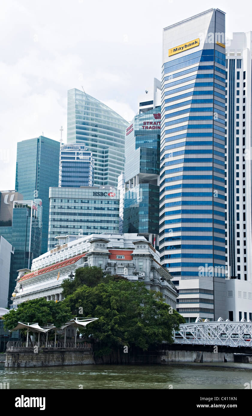 Das Fullerton Hotel und die Skyline von Singapur mit Singapore River und Marina Bay Waterfront Republik Singapur Asien Stockfoto