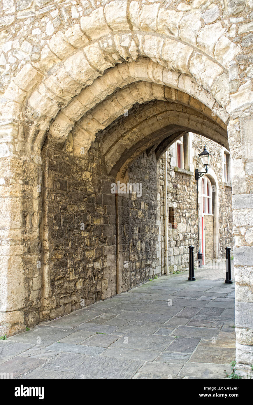 Torbogen in der Stadtmauer von Southampton UK Stockfoto