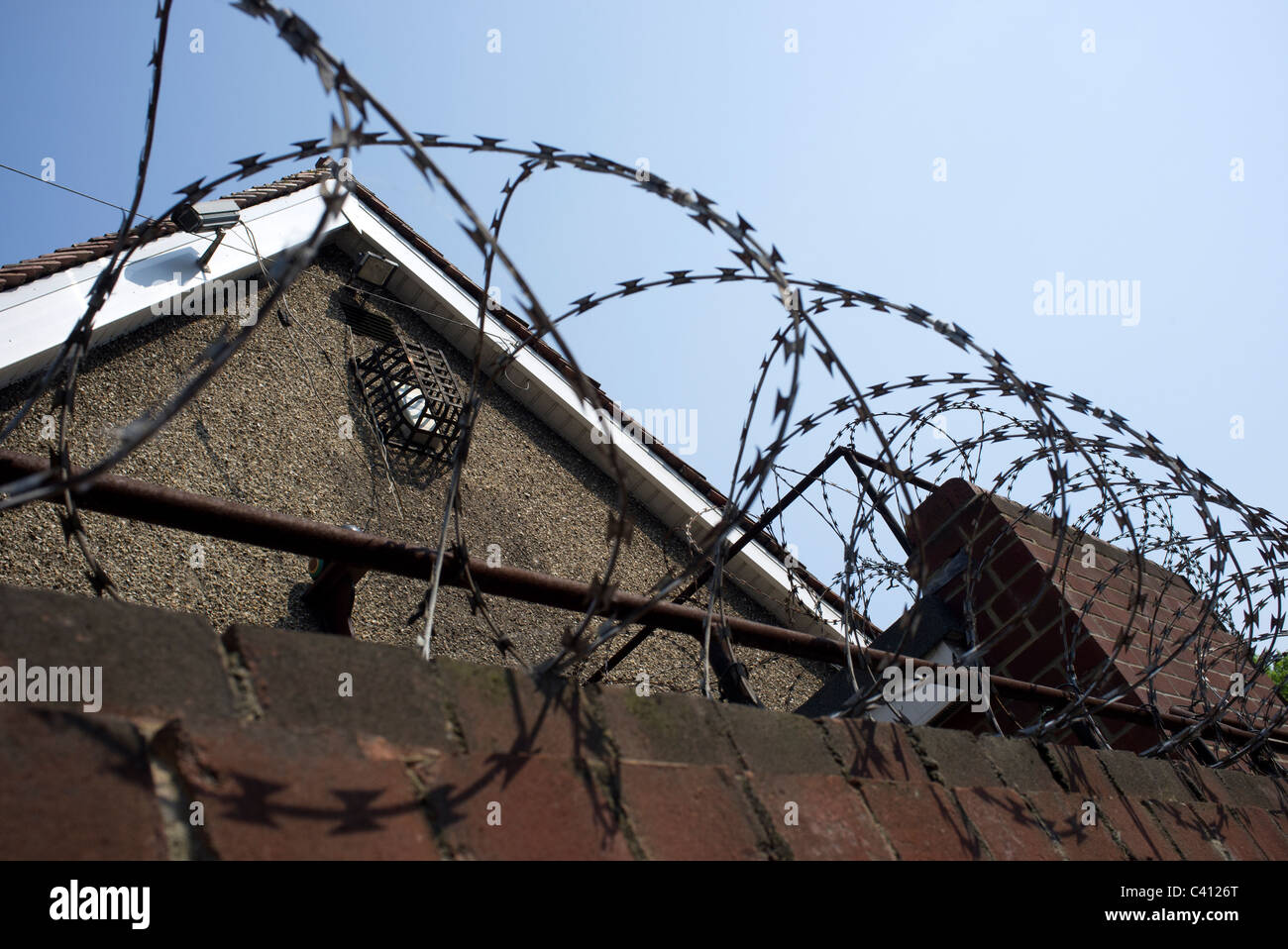 Spulen von Stacheldraht an einer Wand Stockfoto