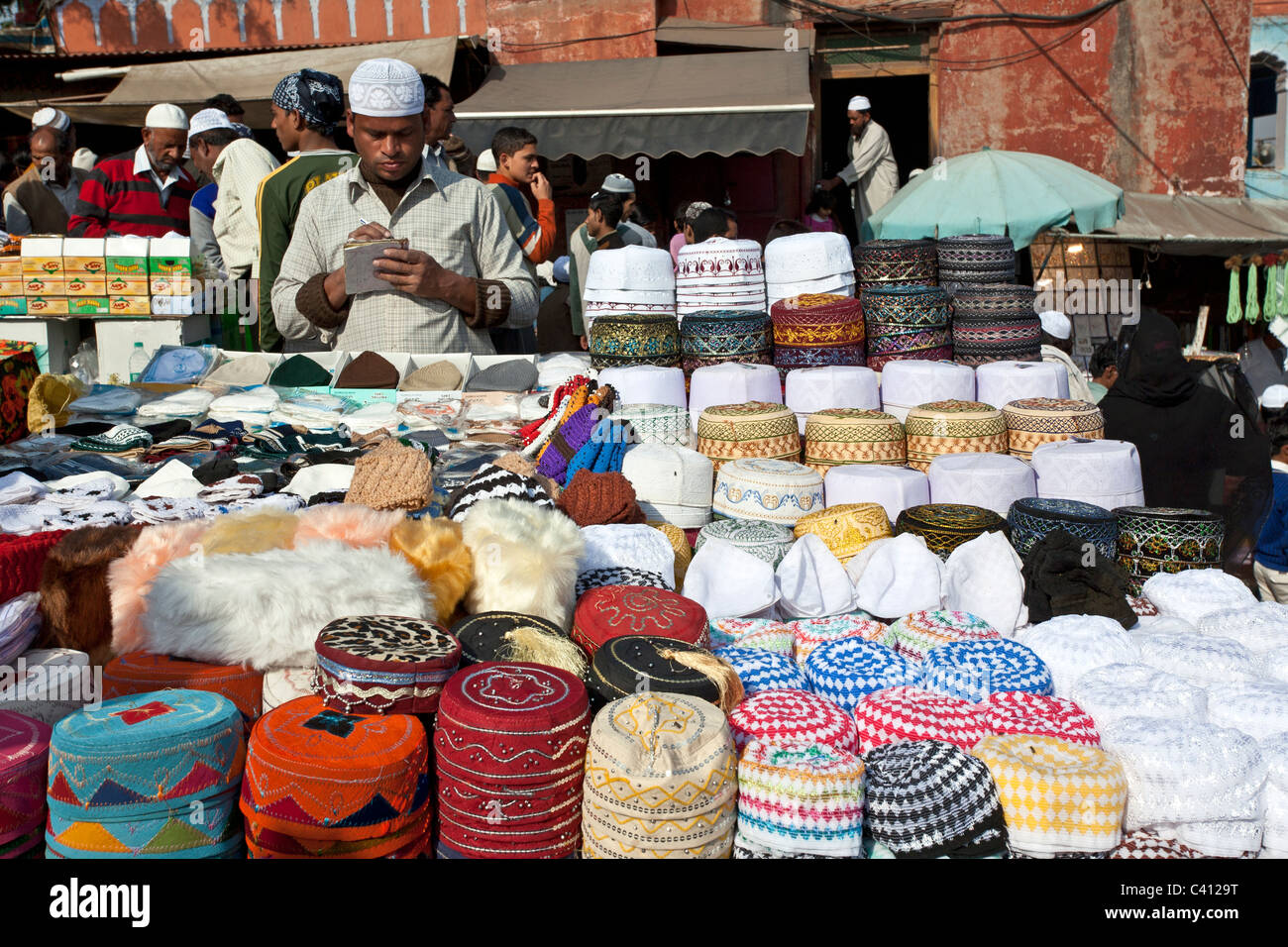 Muslimischen Mann Kufi Caps (traditionelle muslimische Schädel Kapseln) zu verkaufen. In der Nähe von Jama Masjid Moschee. Neu-Delhi. Indien Stockfoto