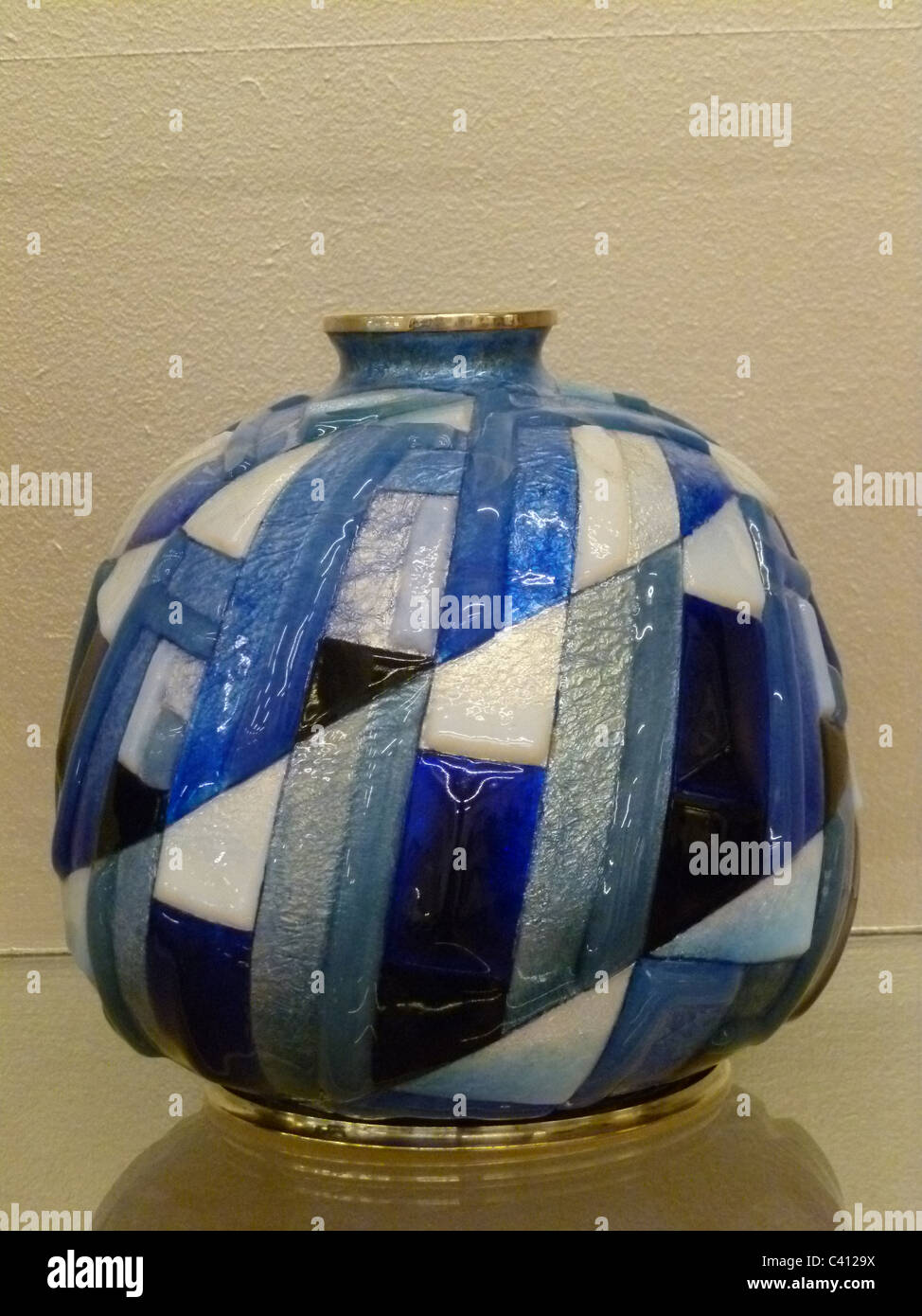 Art-Déco-Vase mit drei dimensionale Dekoration zugeschrieben Camille Faure, c. 1925, Email auf Kupfer Stockfoto