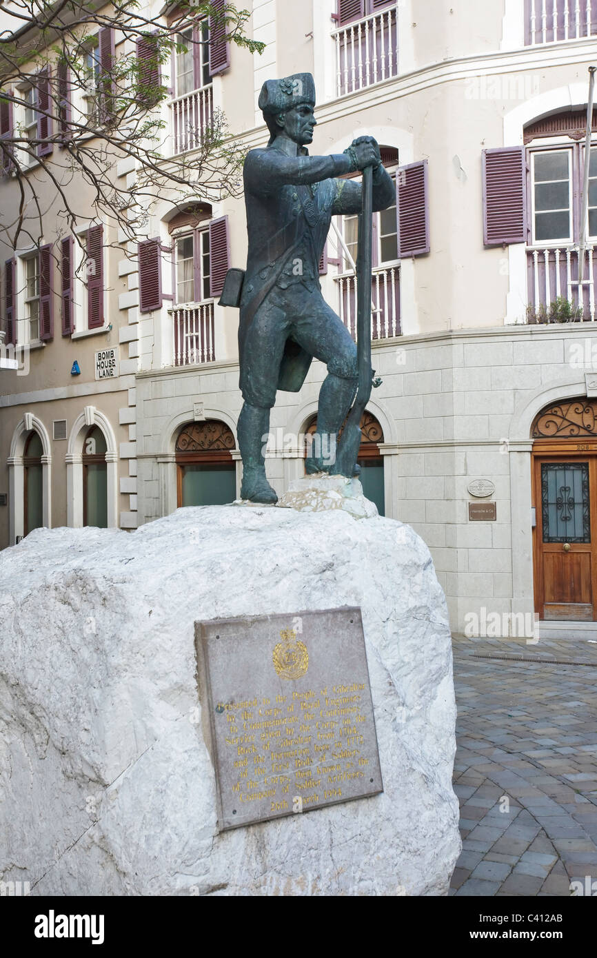 Statue und Plakette des Corps of Royal Engineers zum Gedenken an ihren Dauerbetrieb auf den Felsen von Gibraltar seit 1704 Stockfoto