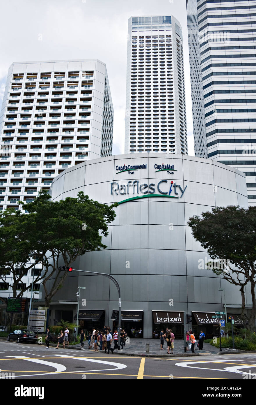 Das moderne Raffles City Shopping Zentrum Gegenteil Raffles Hotel in Singapur Asien Stockfoto