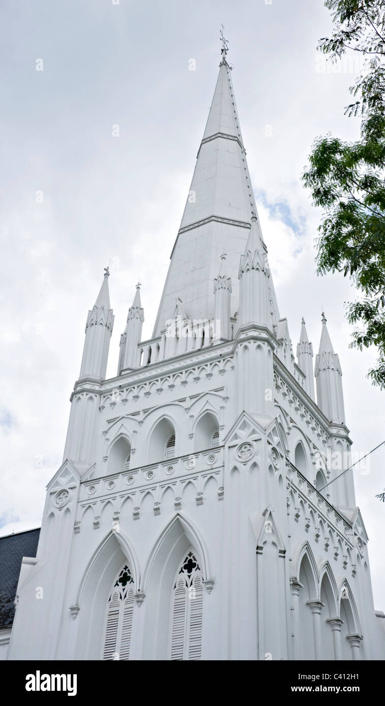 Den weißen Turm und der Turm der St. Andrews Cathedral in Singapur Asien Stockfoto