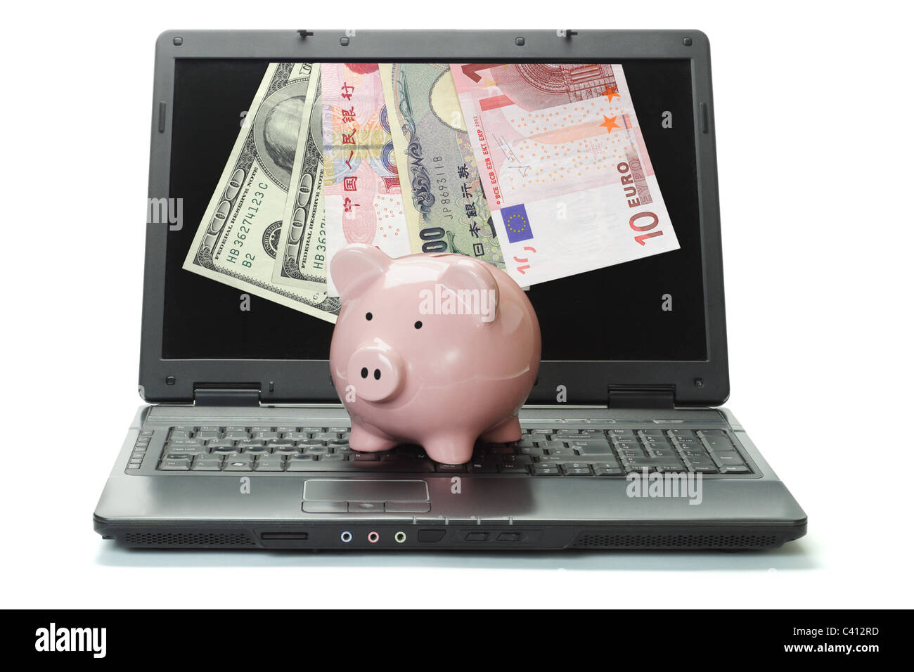 Banknoten aus Laptop und Sparschwein auf weißem Hintergrund - Internet Handel am forex Stockfoto