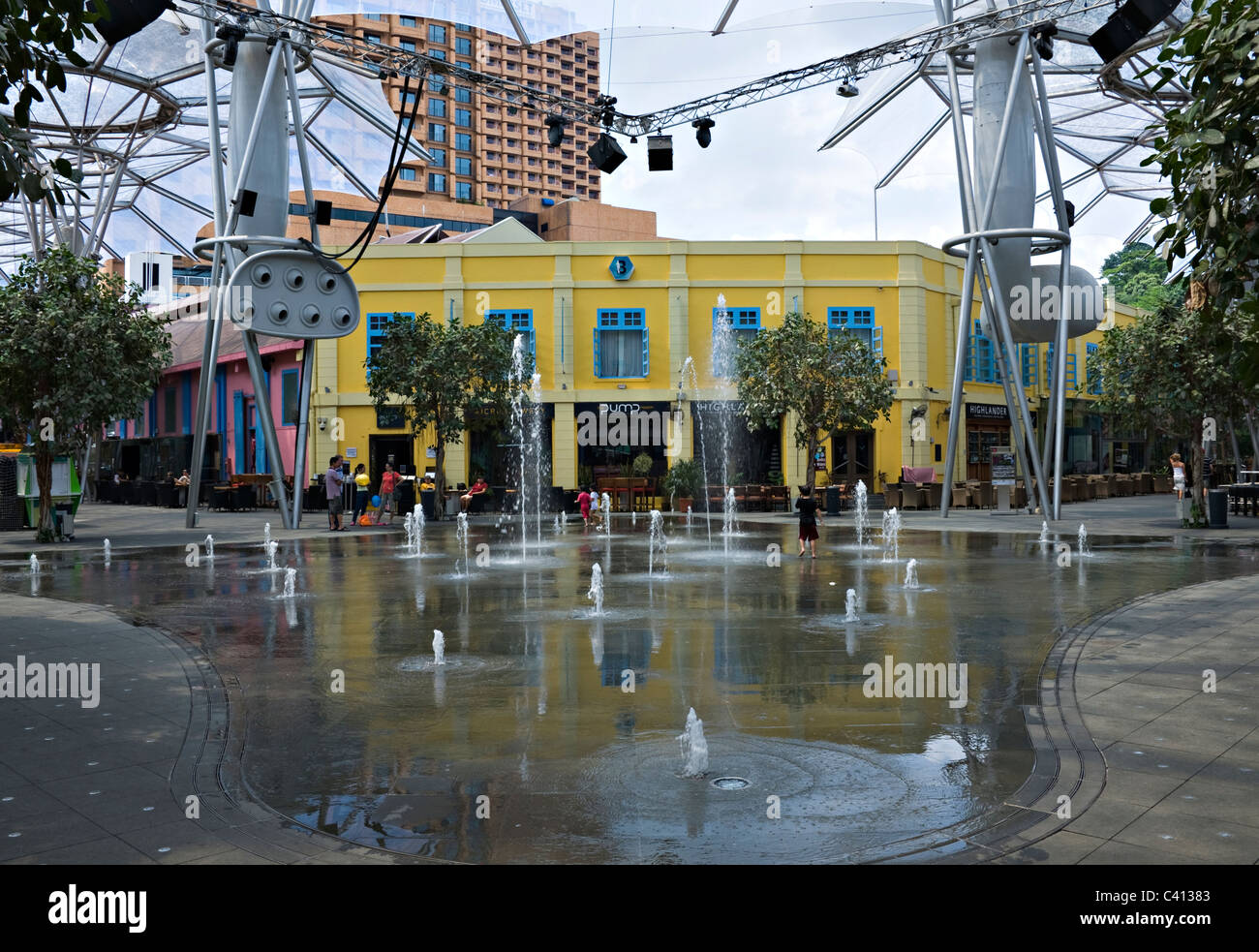 Kleinen Wasserstrahl Springbrunnen am Platz am Clarke Quay Shopping-District in Singapur Asien Stockfoto