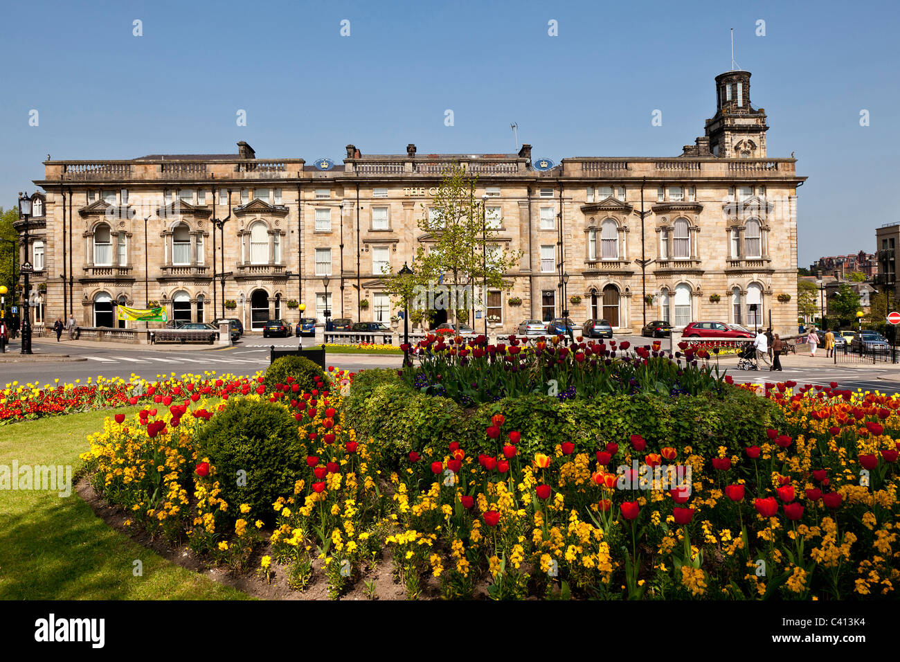 Das Crown Hotel Harrogate Town Centre im Frühjahr, North Yorkshire Stockfoto