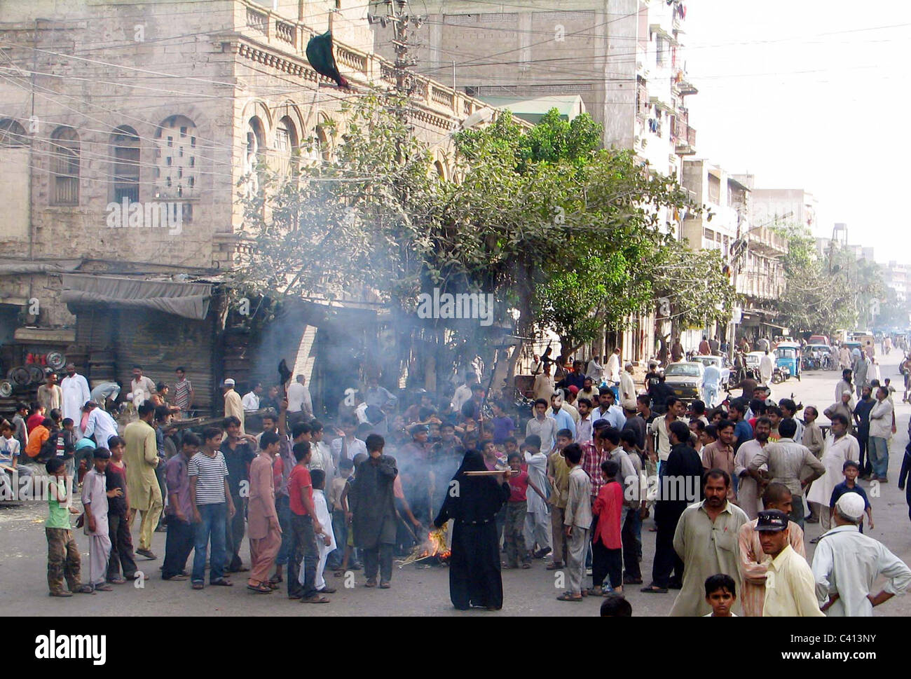 Wütende Demonstranten verbrennen Müll auf einer Straße bei Protestkundgebung der Bewohner gegen Strom Lastabwurf Stockfoto