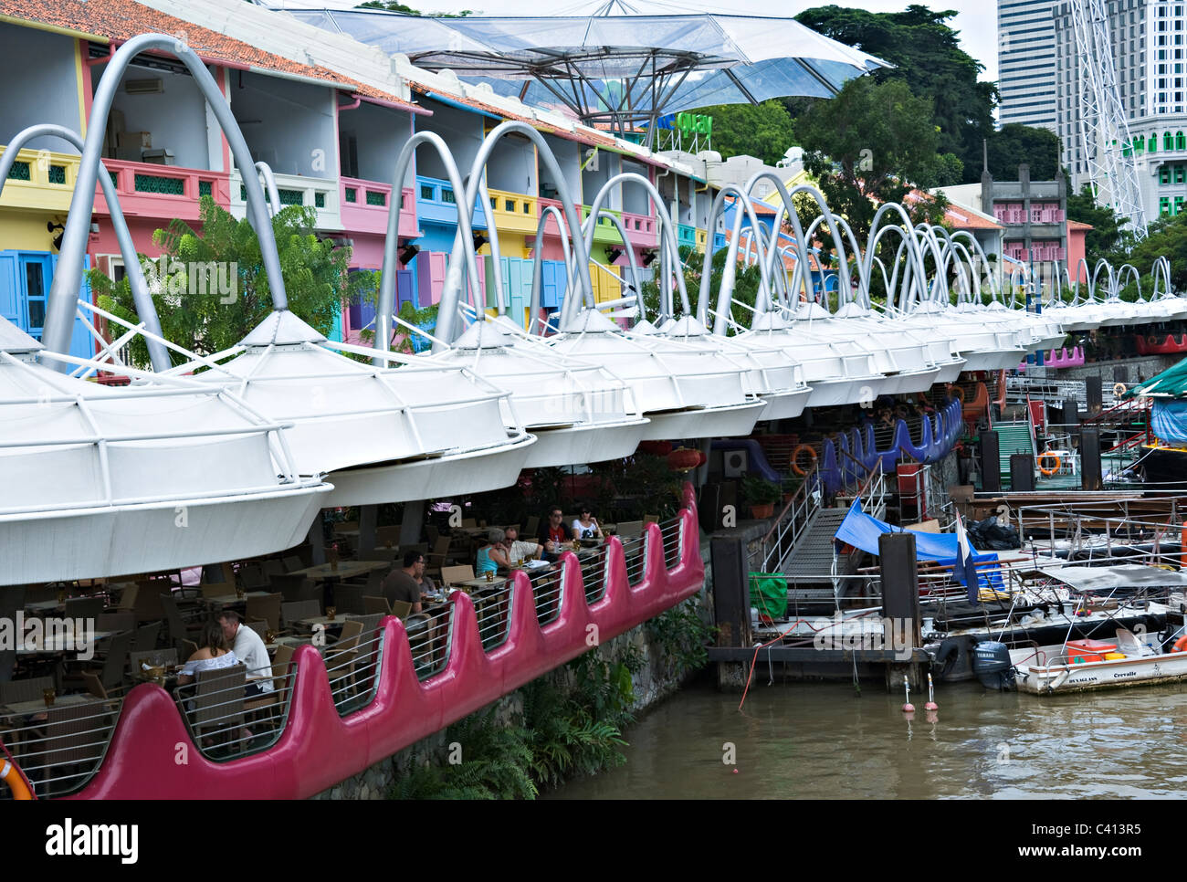 Das farbenfrohe Restaurant und Esszimmer Einrichtungen Cafés Bars Bistros mit überdachten Markisen am Clarke Quay Singapur Asien Stockfoto