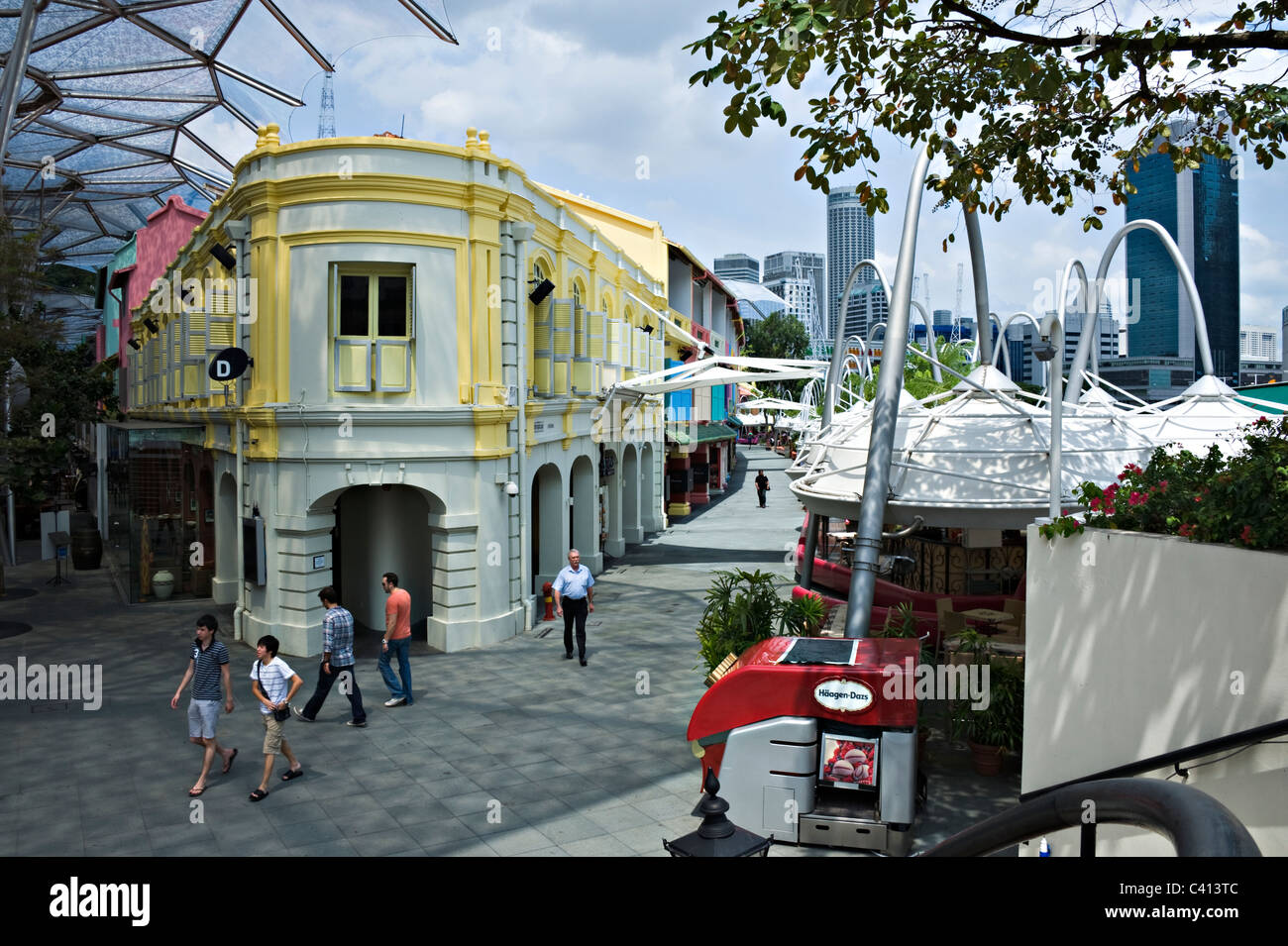 Beliebte Waterside bedeckt Einkaufspassage am Clarke Quay in Singapur Asien Stockfoto