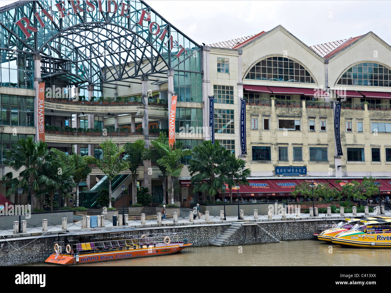 Brewerkz Brauerei und Restaurant Riverside Point in der Nähe von Clarke Quay mit Fluss Taxis am Singapur River Republik Singapur Stockfoto