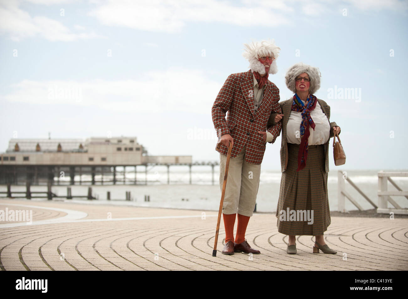 Gaukler "Herr und Frau Flangeworthy-Smythe" aristokratischen Karikatur Zeichen auf der Promenade Aberystwyth Wales UK Stockfoto