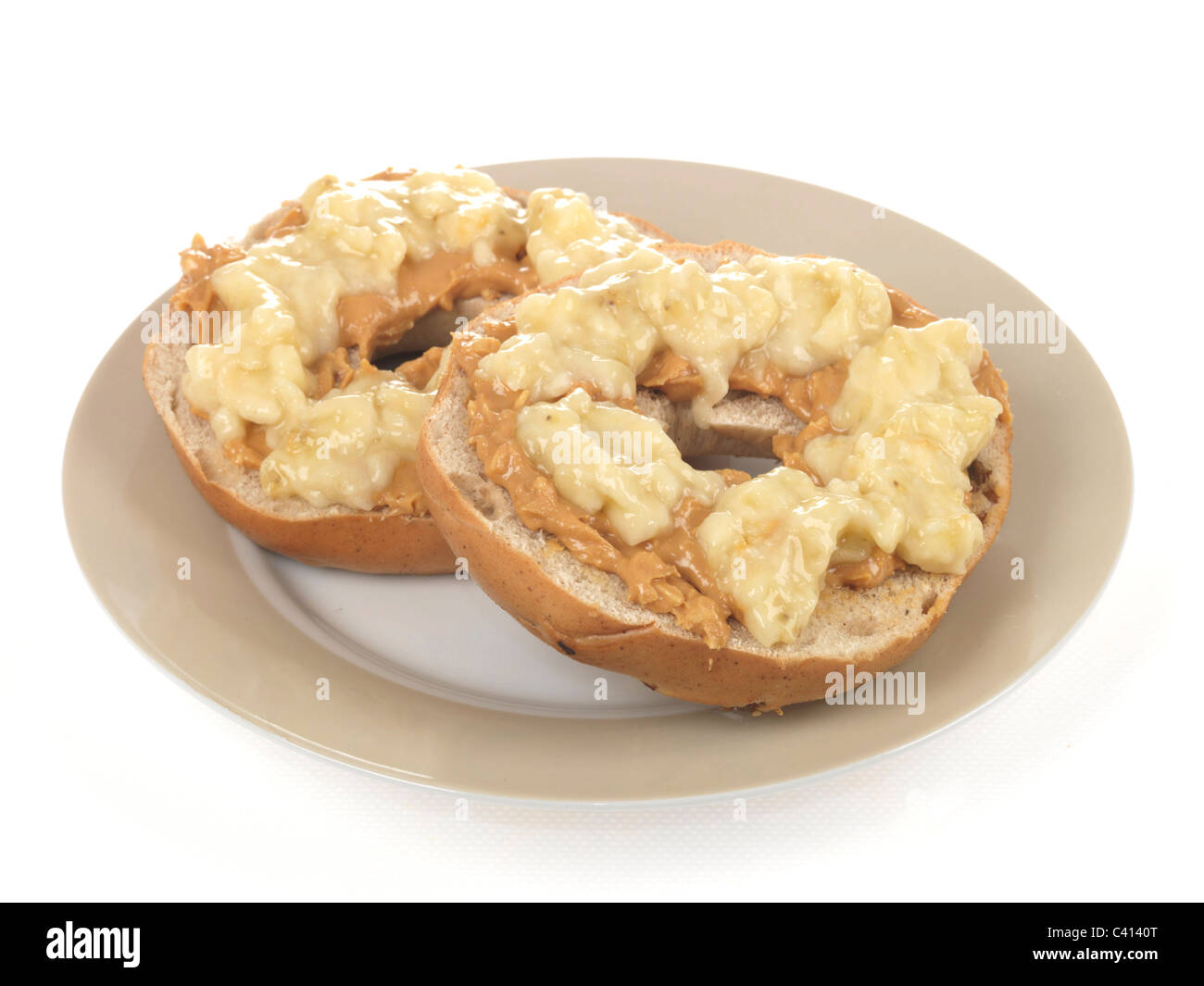 Zerdrückte Banane auf Zimt Bagel Stockfoto