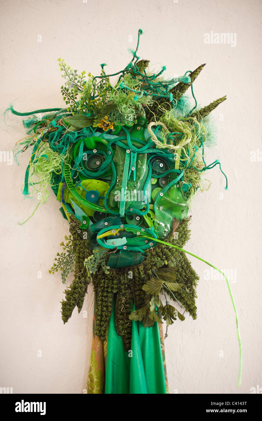 Ein grüner Mann - Kunst Skulptur Gesicht Porträt gemacht aus Kunststoff Abfall am Strand bei Borth Wales UK gefunden Stockfoto