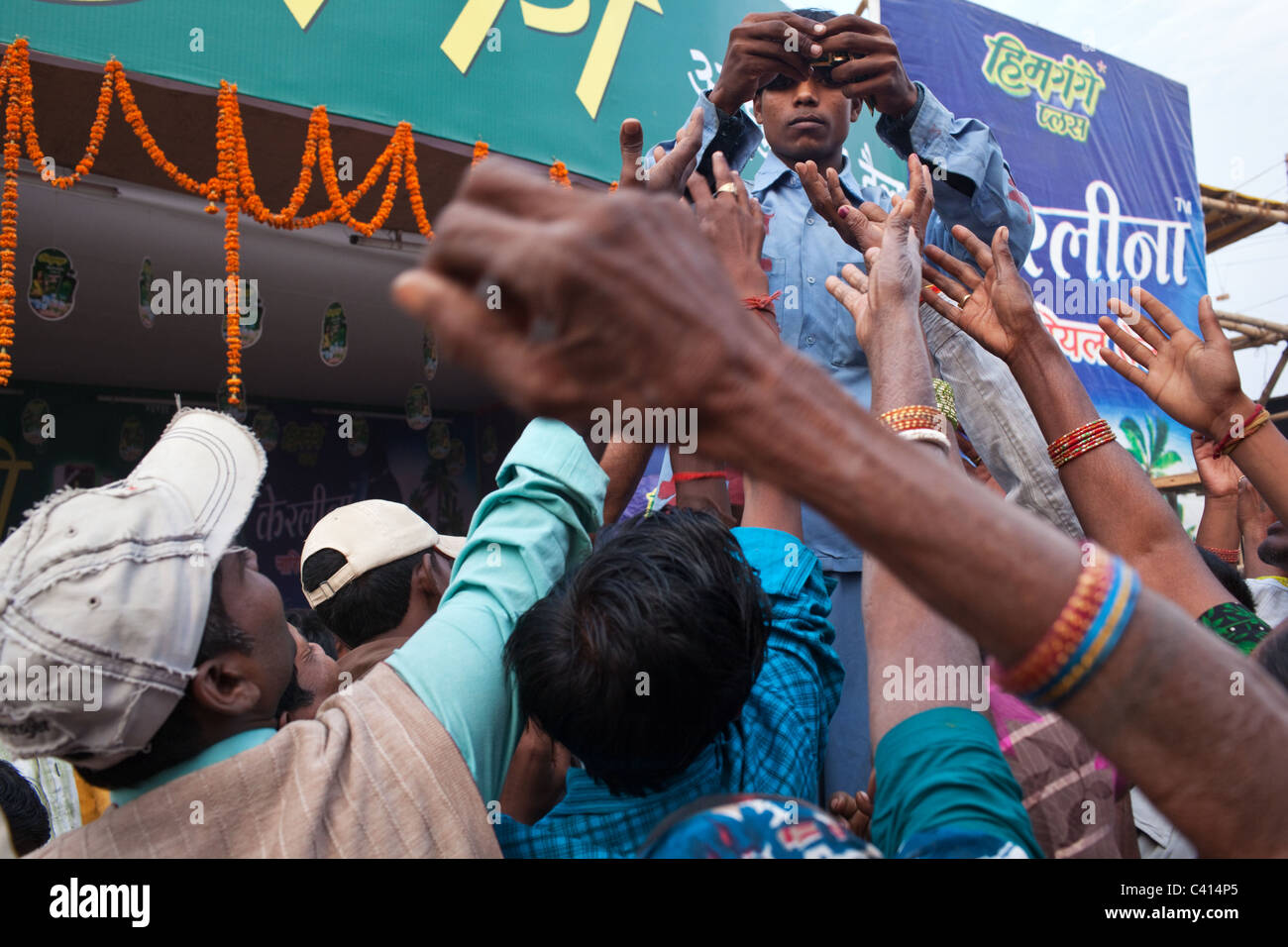 Ein junger Mann verteilt kostenlose Proben von Haarpflege Produkt, Sonepur Mela in Sonepur nahe Patna und Hajipur in Bihar Zustand, Indien. Stockfoto