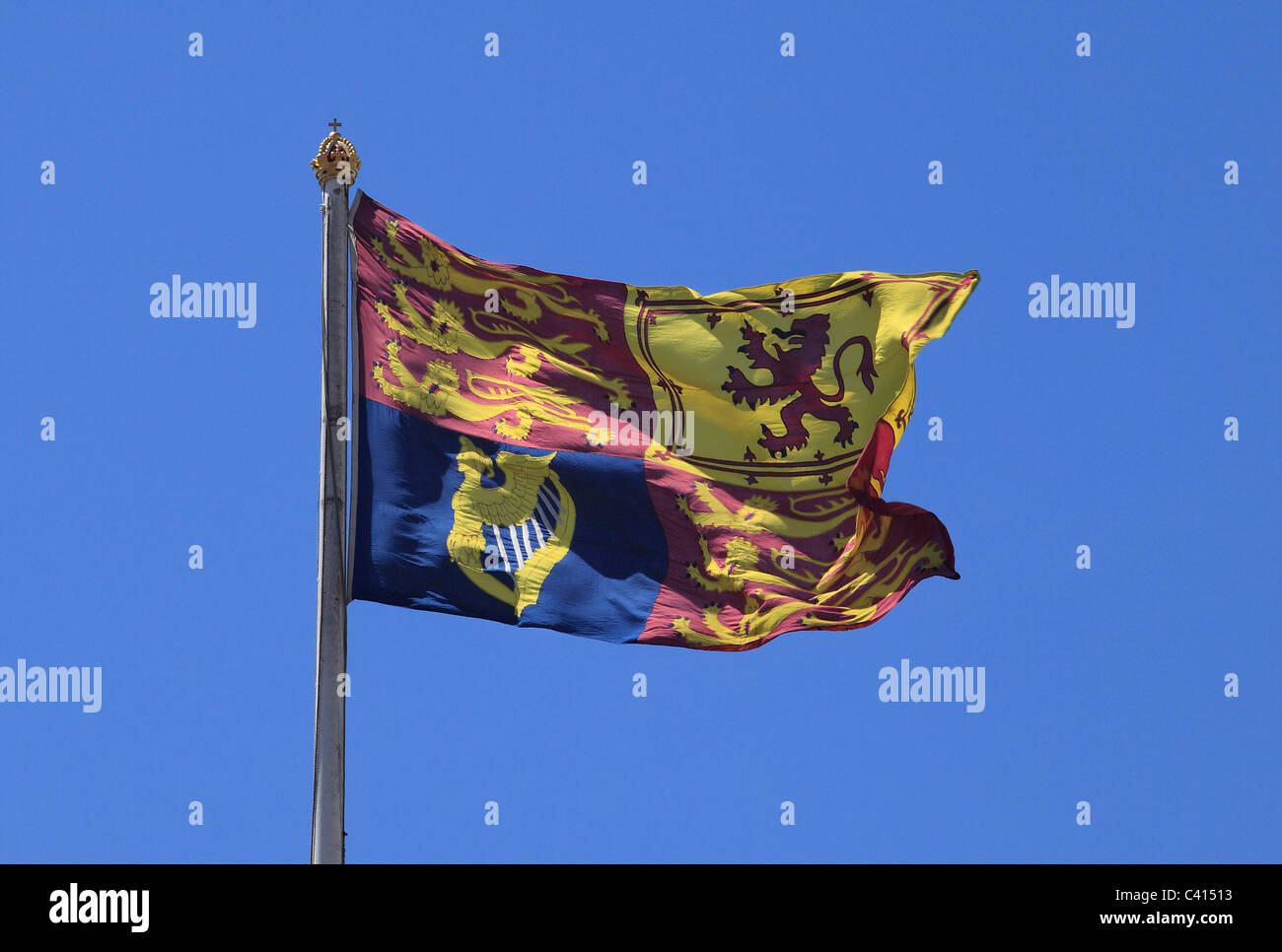 Die Royal Standard Flagge am Buckingham Palace, Vereinigtes Königreich. Stockfoto