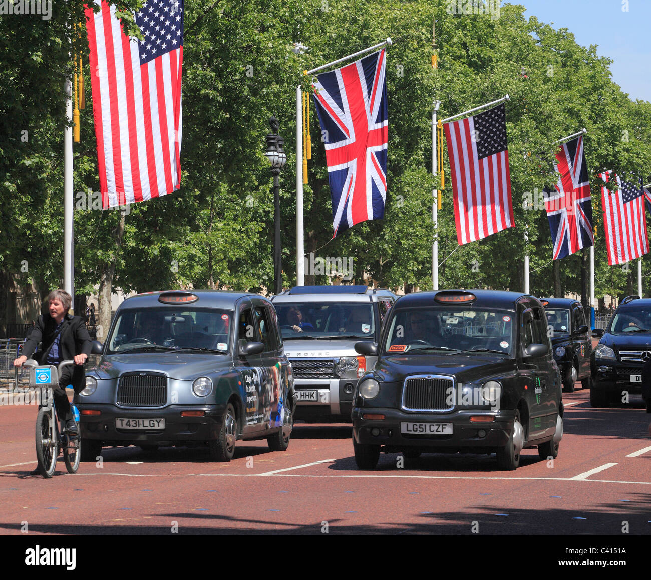 Taxis in der Mall mit USA /UK Fahnen auf Besuch von Presidend Obama. Stockfoto